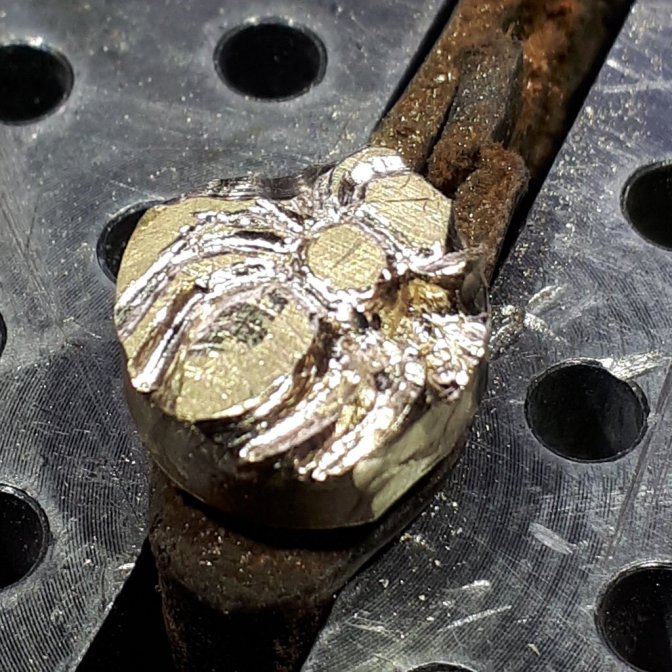 Photos de l'abeille en cours de fabrication par Alain Valette