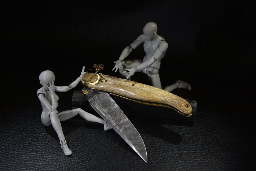 <p>Couteau pliant en damas ciselé et sculpté en 3 D - La danse de l'abeille- par Alain Valette</p>