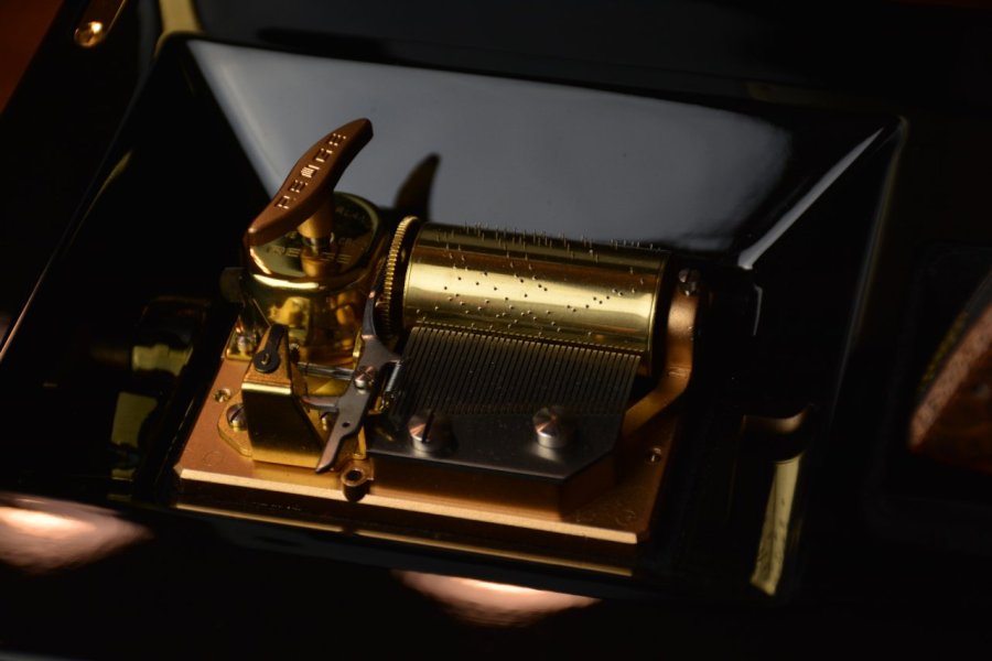 SUSPENSE - Une boîte à musique mécanique dans un couteau