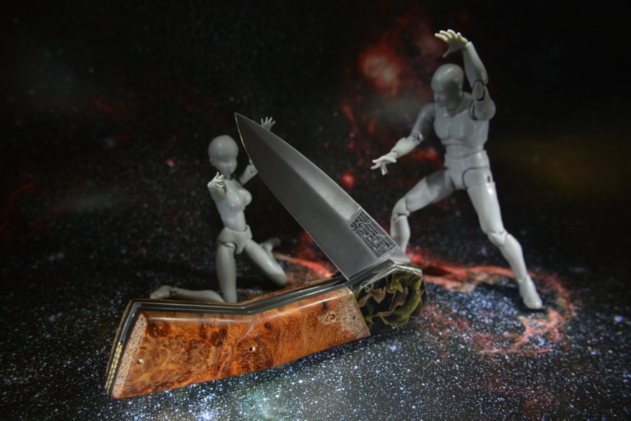 SUSPENSE - Une boîte à musique mécanique dans un couteau